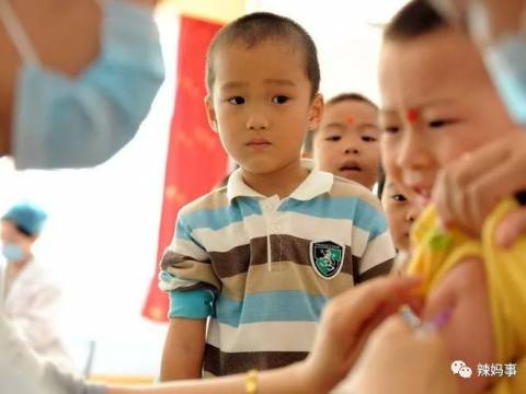 儿科医生:孩子睡前父母别做这3事,容易生病不说,还会耽误长个