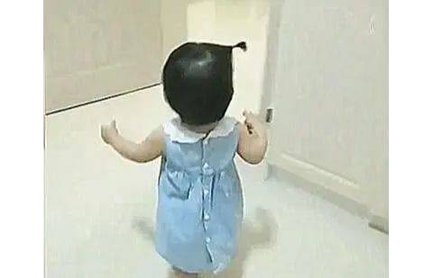 爸爸喝醉趴厕所里,妈妈赌气不管,1岁女儿的举动完美诠释小棉袄