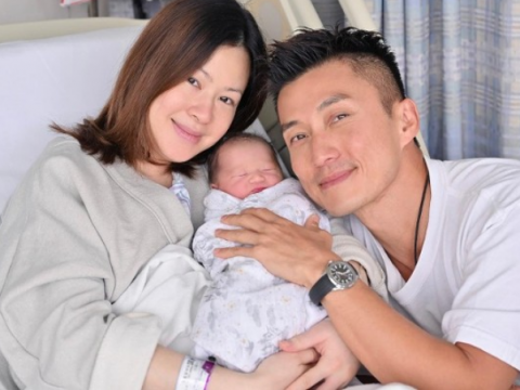 恭喜!43岁TVB男艺人再婚后正式当爸爸,晒一家三口照