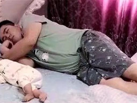 “慌张爸爸”走红,醒来后摸脚丫、探鼻息,网友调侃:娃还活着呢