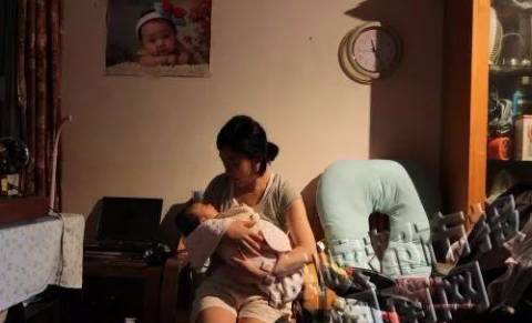 孩子一被抱就哭,家人多次询问,奶奶却支支吾吾不回答