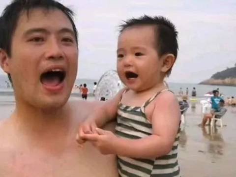 “最显嫩老爸”火了,女儿已亭亭玉立,爸爸与十年前相比丝毫未变