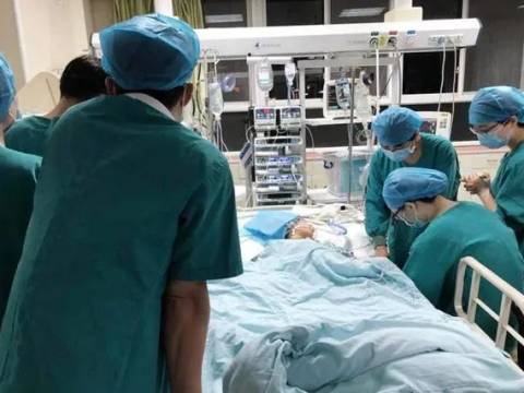 孩子好奇偷喝,硬生生被抢救了4个小时,在夏天几乎每家都准备了