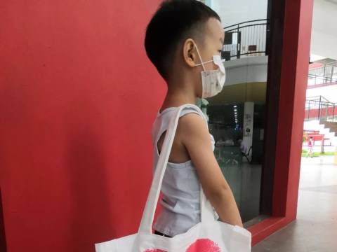 例说育儿 --- 孩子说他不喜欢刚理的发型