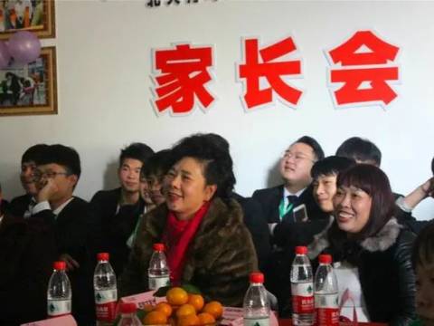 爸爸穿工作服参加家长会,被拍传到朋友圈:孩子的脸要往哪放?