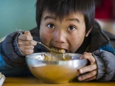 爸爸入狱,妈妈消失,13岁男孩养5个弟妹,一句话让人忍不住落泪