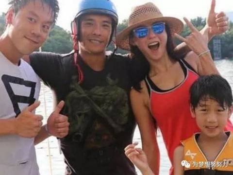张柏芝全家外出用餐,网友:新爸爸来了!
