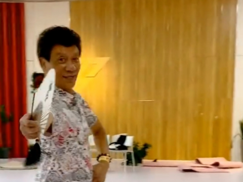 宁静78岁爸爸罕露面,状态年轻好似50!曾被曝对女儿拳打脚踢