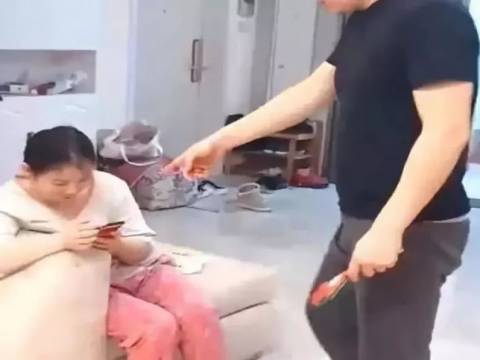爸爸“家暴”妈妈,双胞胎兄弟的反应亮了,果然是亲生的!