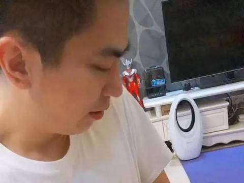 爸爸强硬“命令”宝宝睡觉,宝宝趴爸爸怀里假睡,大眼睛滴溜溜乱转笑翻妈妈