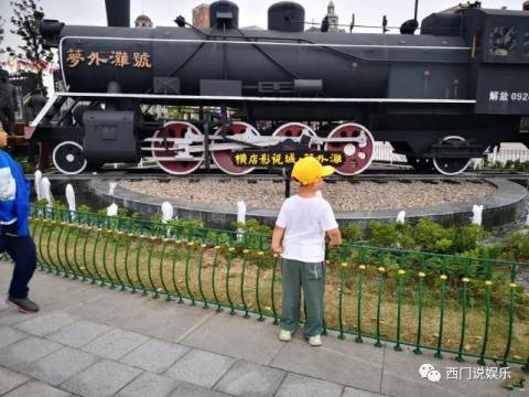 佟丽娅爸爸带外孙横店探班,4岁朵朵虎头虎脑,长得超壮实