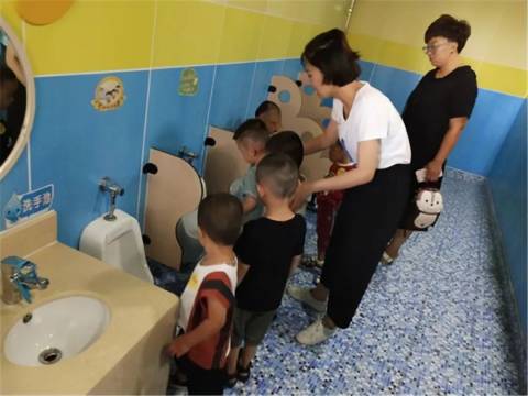 “爸爸,我肚子好疼”,多次引导,幼儿园男宝才说出实情