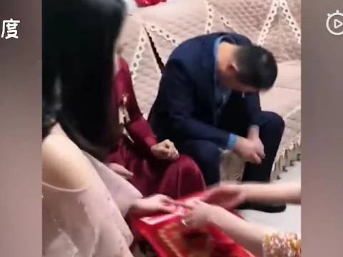 女儿出嫁敬茶,一句话让爸爸泪崩…