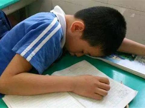 孩子上课时睡觉,班主任把照片发家长群批评,爸爸的回应不卑不亢