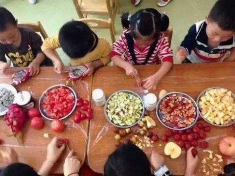 孩子在幼儿园点心一个香蕉三人分,家长怒了:学费这么贵,就吃这么点