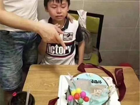 “爸爸,今天我生日,放过我好吗?”男孩情绪失控,爸爸玩笑过了
