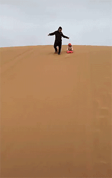 爸爸你快撒手吧,我一会吃沙子都吃饱了!