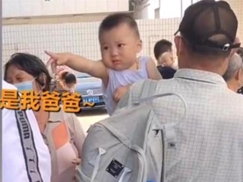 萌娃打疫苗时认错爸爸,不停“求抱抱”,外公外婆哭笑不得