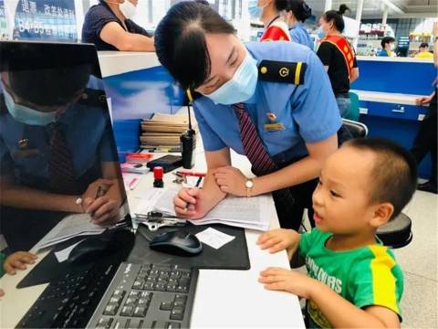和爸爸在火车站走散后,4岁小男孩的操作,堪称教科书级别