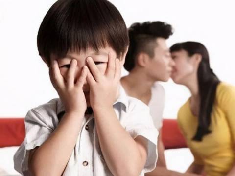 “爸爸,你为什么要压着妈妈?”妈妈脸一红,灵机一动化解尴尬