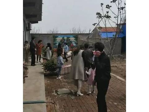 72岁老儿子蹲地上耍赖不吃饭,还得爸爸哄,看着真羡慕,有福气!