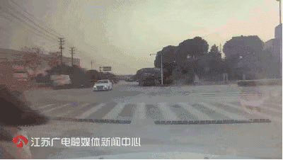 车都压扁了孩子却没事,只因家长做对了一件事