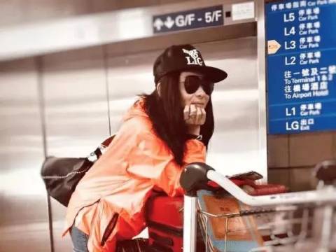 娱圈揭秘:港媒凭照片揭“小王子”爸爸身份
