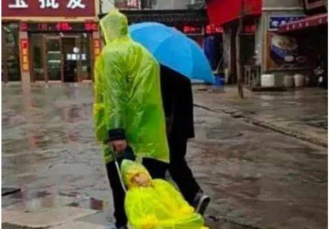爸爸雨天接孩子放学在网上走红,儿子的表情亮了,爸爸:活着就行