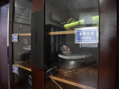 “爸爸怎么睡着不陪我玩?”