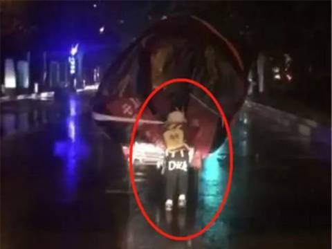 6岁男孩冒着大雨,深夜帮爸爸推车,看到这一幕,网友:好样的