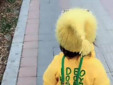 爸爸给宝宝把衣服穿反了,妈妈直接开骂,当宝宝转身后,笑岔气了