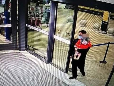 2岁小孩被丢在机场,民警发火:爸爸坐飞机走了,妈妈开车跑了