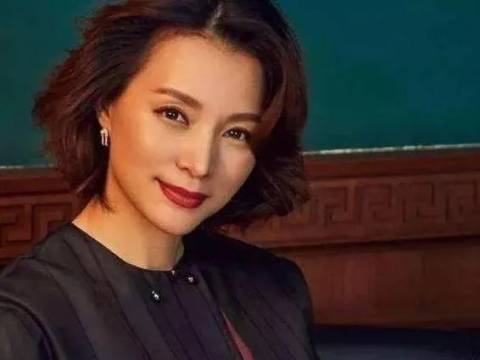 爸爸是央视台长,妈妈是播音员,她今年能取代董卿成央视一姐吗?