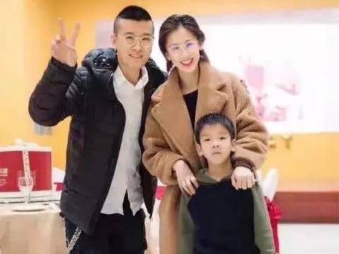 爸爸是百亿总裁,妈妈是演员,家住2亿豪宅,却只有奶奶最疼他