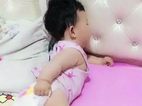 “性感萌娃”在线“撩”爸爸,网友:这姿势是不是跟妈妈偷学的