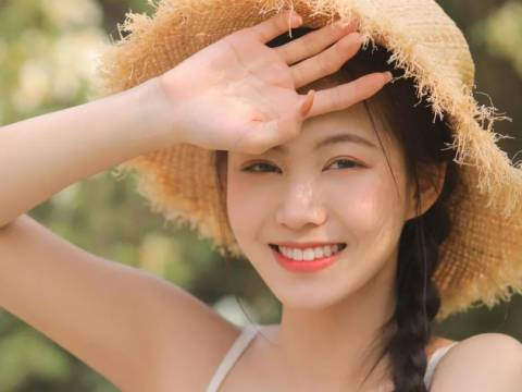 爸爸给女儿梳头看到“白色米粒”,急忙去检查,医生的话让他后怕