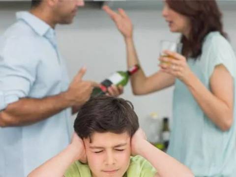 爸爸问:“宝贝,今天妈妈是不是很凶?”教育孩子最怕有个猪队友