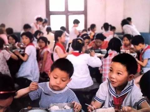 37年前日本摄影师偷拍的中国孩子,秒杀80%摄影大师!看哭了...