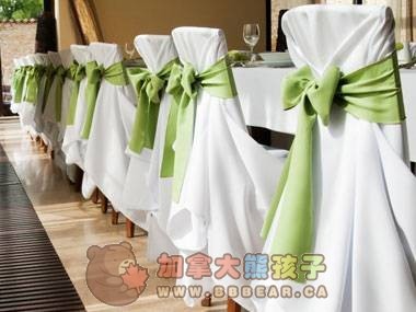 more-budget-Christmas-decorations-05-chairs-bows-sl.jpg