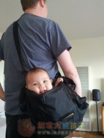 一不小心就把宝宝装到了背包里面！