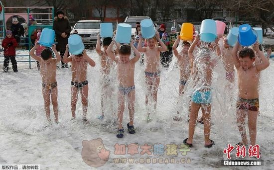 俄罗斯儿童冰天雪地半*裸*泼冰水加强体质