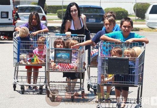 震动!美国八胞胎母亲携14个孩子上街 排场壮不雅观