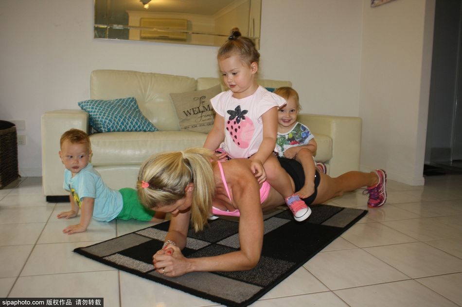 澳大利亚辣妈将孩子当“运动器材”连结身段
