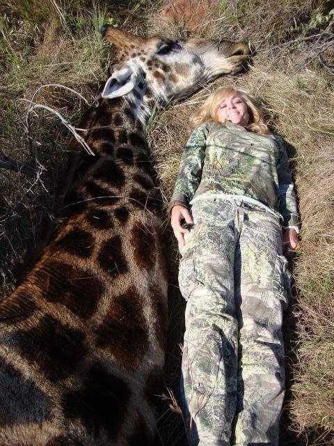 女猎手与长颈鹿尸身合影 怀孕时仍不忘狩猎