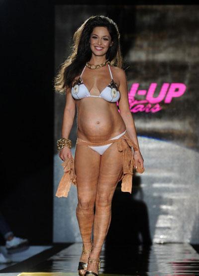 妊娠6月妊妇T台走秀 穿性感比基尼大尺度精明