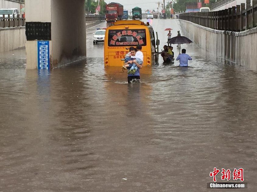 江西暴雨校车被困 ***涉水转移29名幼儿