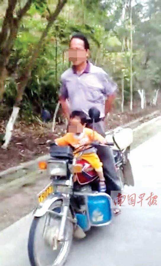 两岁女童开摩托车视频爆红 实为爷爷掌控