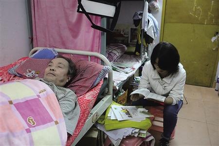 女孩带瘫痪父亲读高中：我要背着爸爸读大学