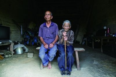 ***母子坎坷遭遇:儿子因日本血统难授室