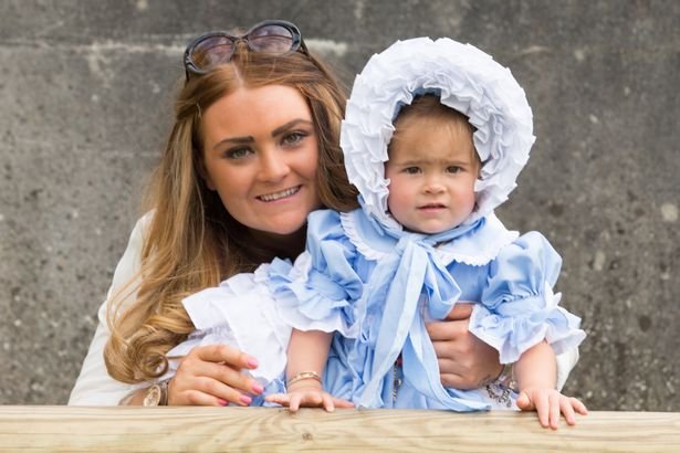 英国单亲妈妈花20万服装两岁女儿往选美